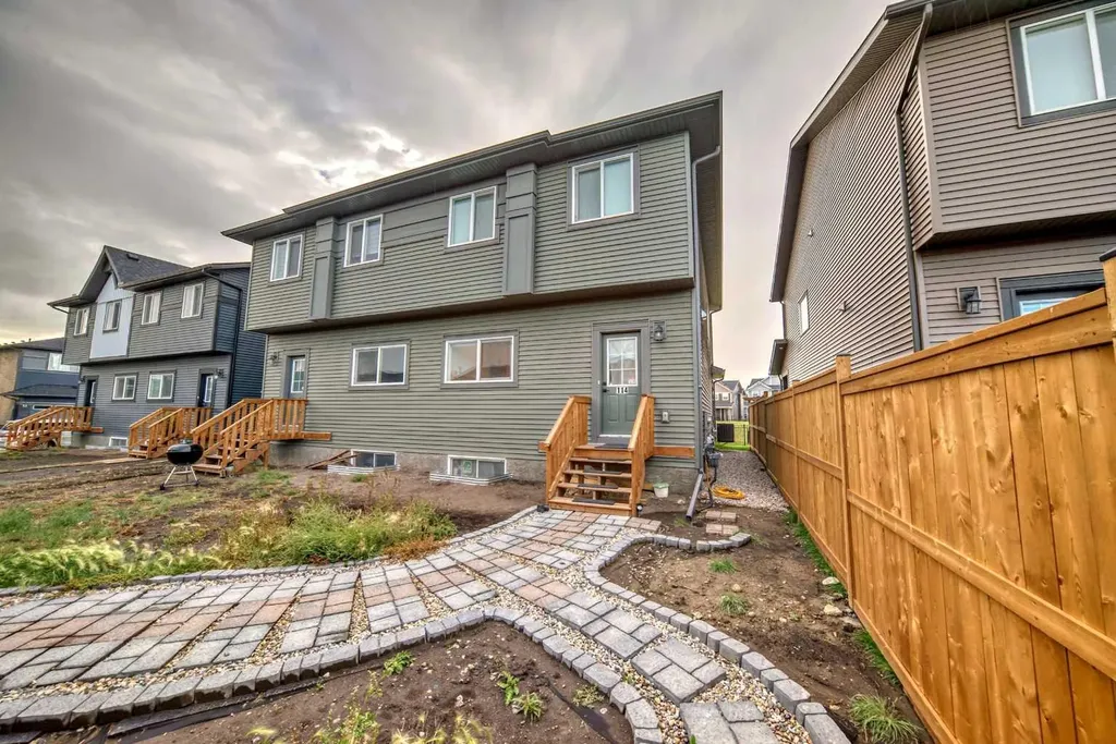 114 Midgrove SW Airdrie AB T4B 5H2