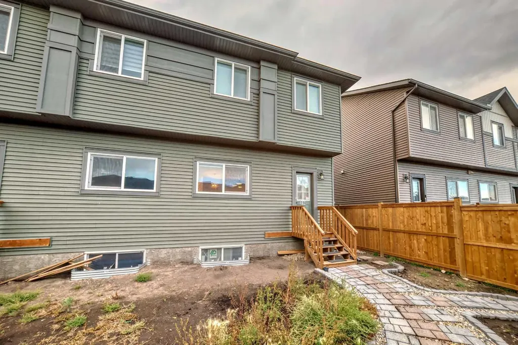 114 Midgrove SW Airdrie AB T4B 5H2
