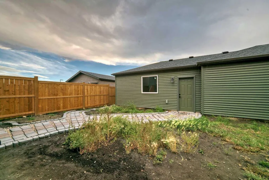 114 Midgrove SW Airdrie AB T4B 5H2