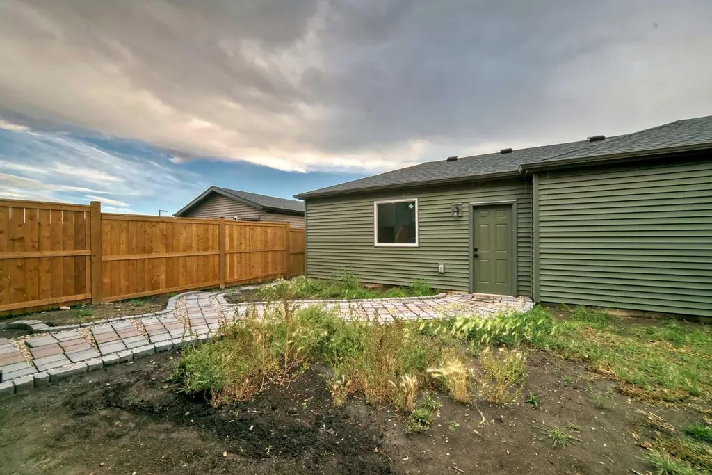 114 Midgrove SW Airdrie AB T4B 5H2