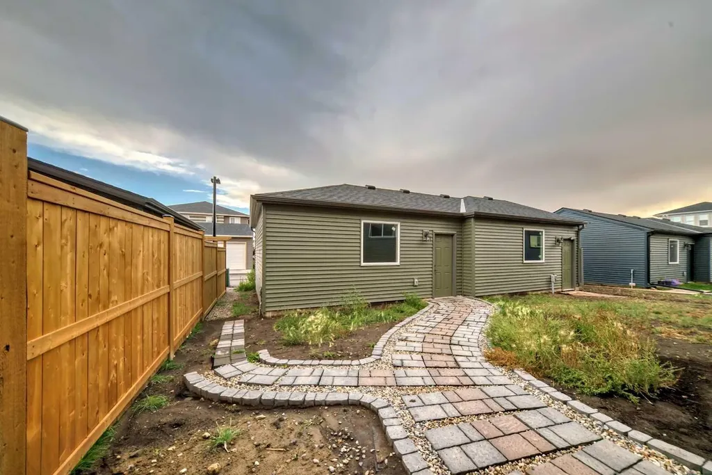 114 Midgrove SW Airdrie AB T4B 5H2