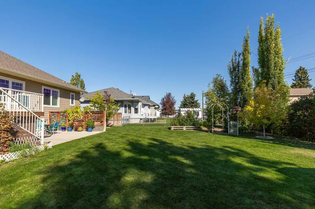 63N 2a Street E Magrath AB T0K 1J0