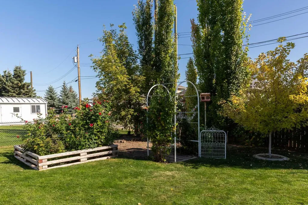 63N 2a Street E Magrath AB T0K 1J0