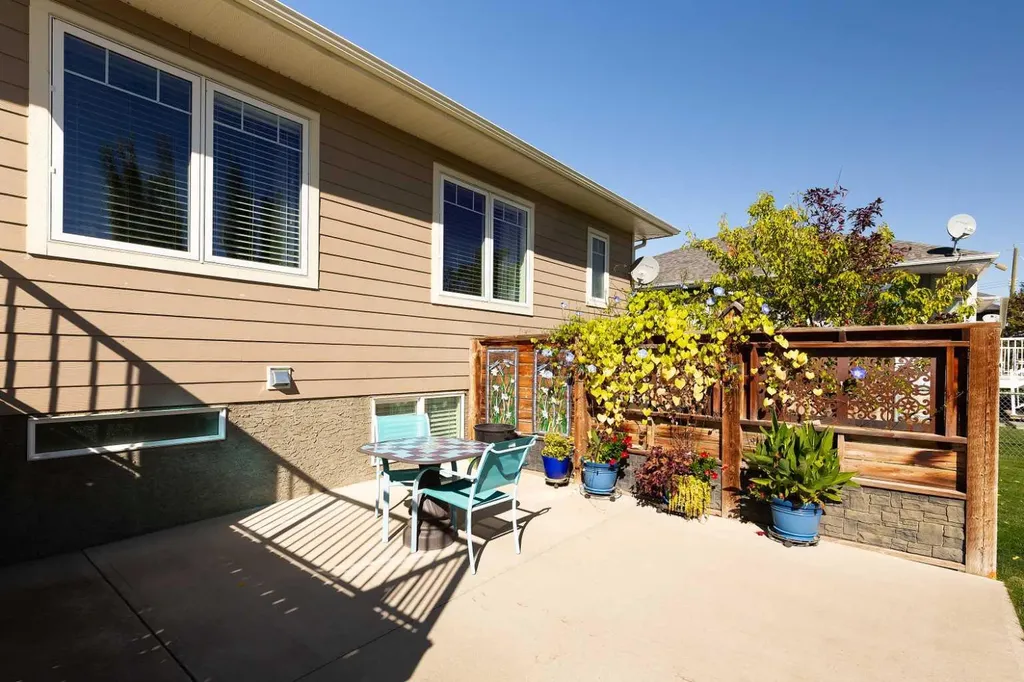 63N 2a Street E Magrath AB T0K 1J0