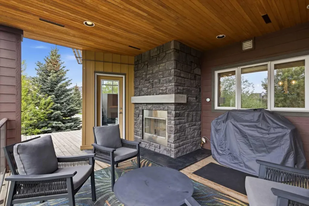 361 Discovery Ridge Way SW Calgary AB T3H 5S8