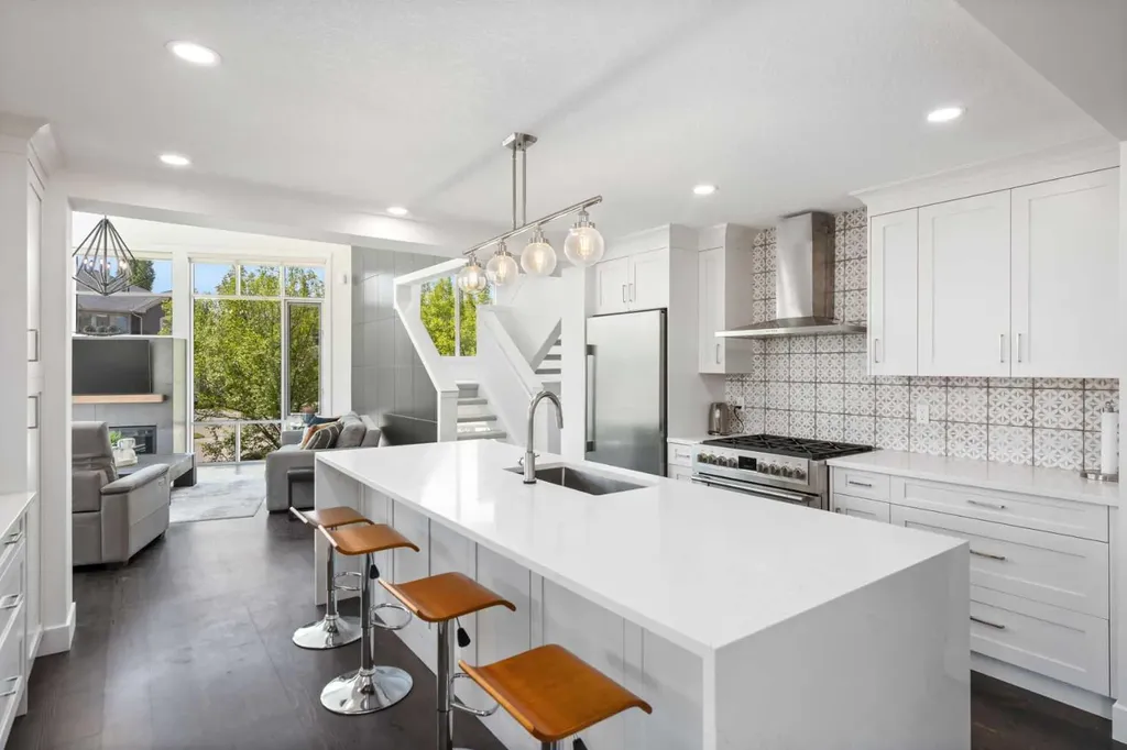 361 Discovery Ridge Way SW Calgary AB T3H 5S8