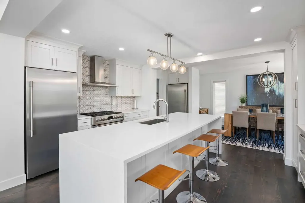 361 Discovery Ridge Way SW Calgary AB T3H 5S8