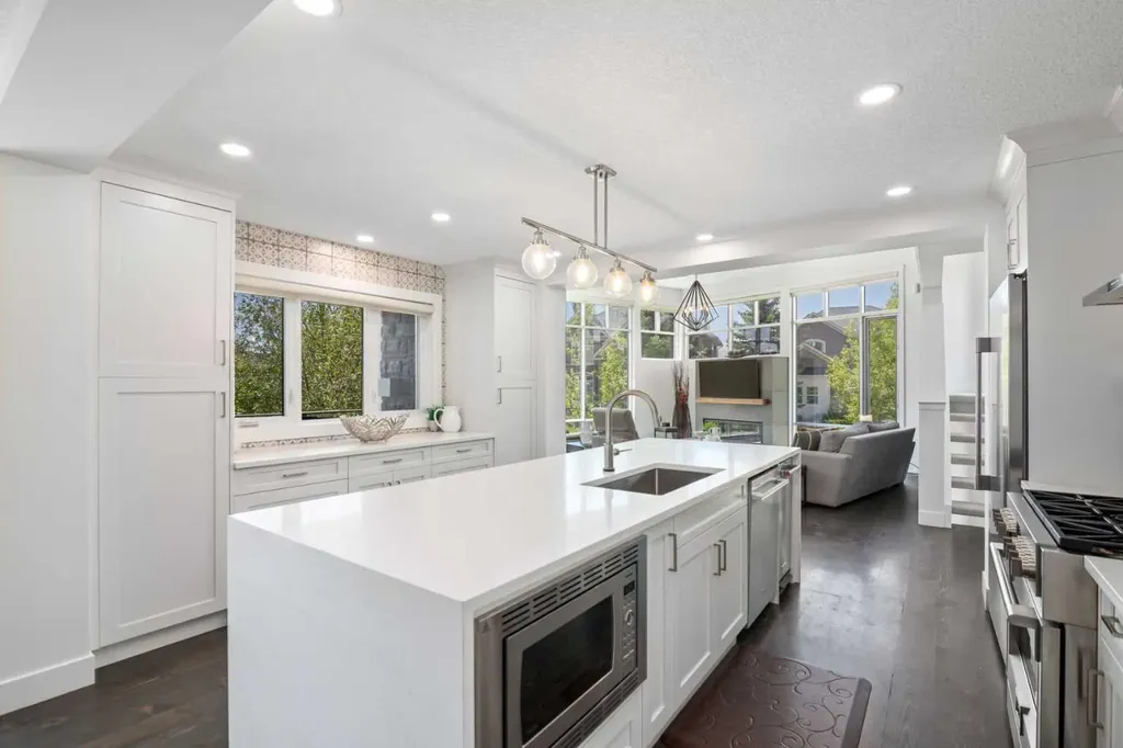 361 Discovery Ridge Way SW Calgary AB T3H 5S8