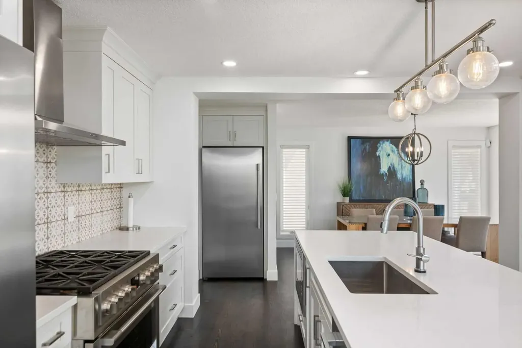 361 Discovery Ridge Way SW Calgary AB T3H 5S8