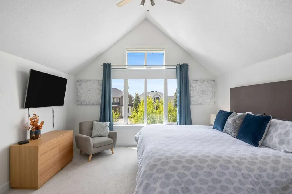 361 Discovery Ridge Way SW Calgary AB T3H 5S8