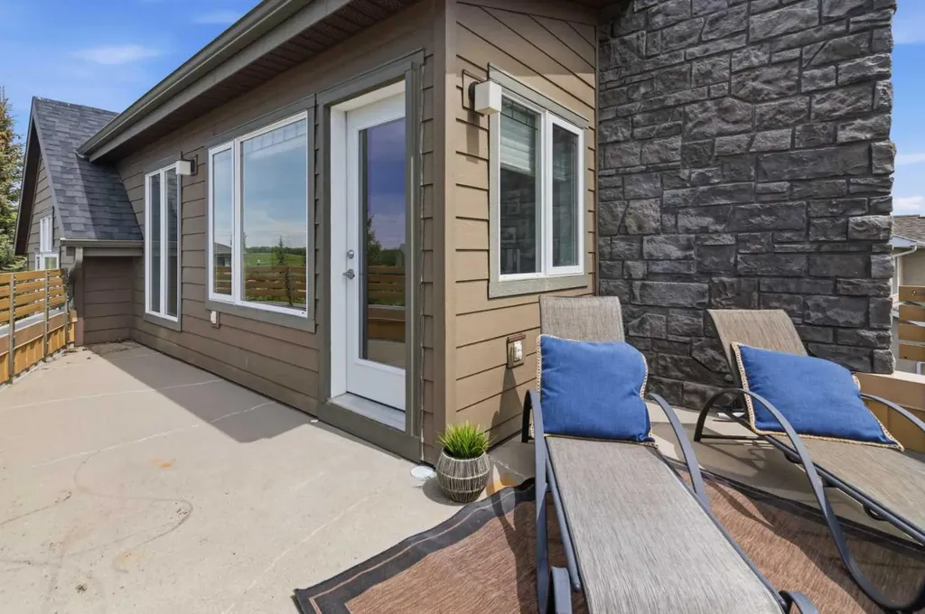 361 Discovery Ridge Way SW Calgary AB T3H 5S8