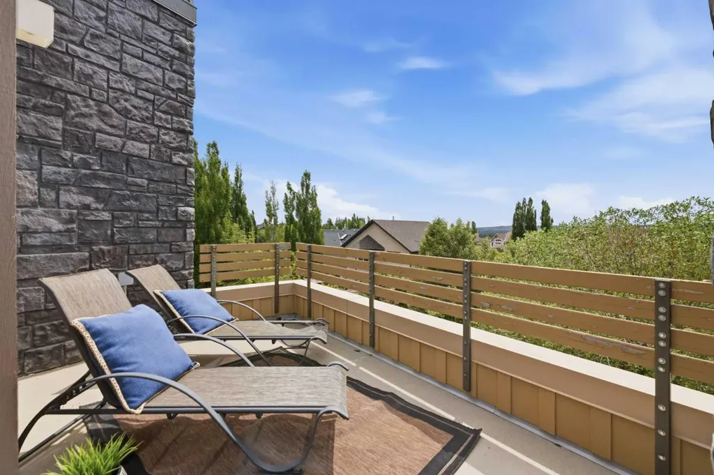 361 Discovery Ridge Way SW Calgary AB T3H 5S8