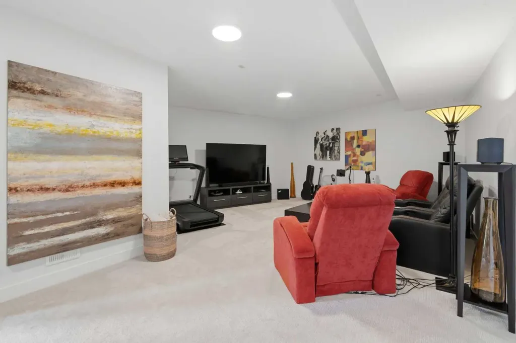 361 Discovery Ridge Way SW Calgary AB T3H 5S8