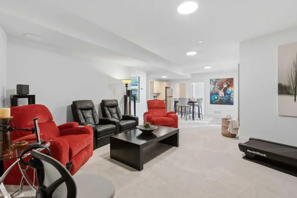 361 Discovery Ridge Way SW Calgary AB T3H 5S8