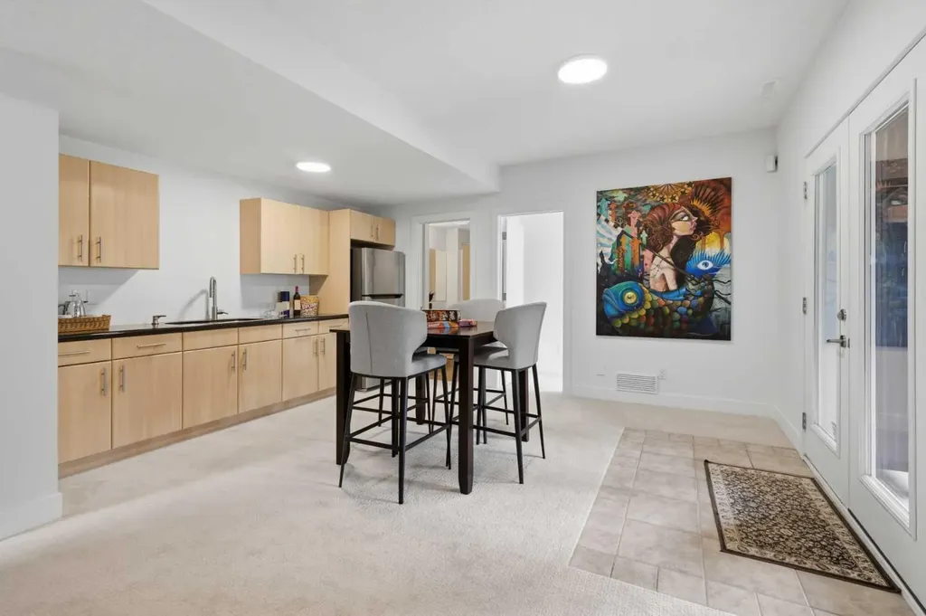 361 Discovery Ridge Way SW Calgary AB T3H 5S8