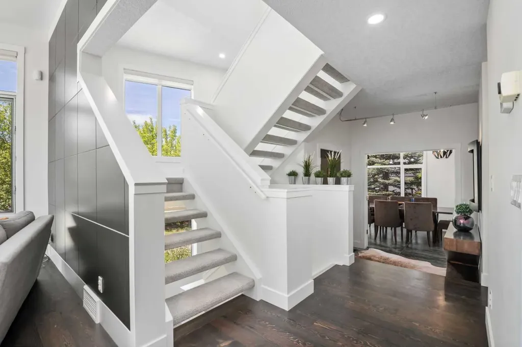 361 Discovery Ridge Way SW Calgary AB T3H 5S8