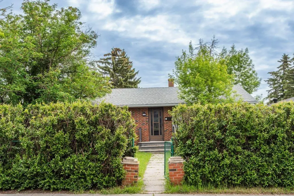 3136 46 Street SW Calgary AB T3E 3W8