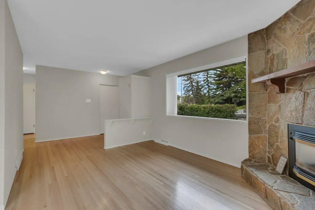 3136 46 Street SW Calgary AB T3E 3W8