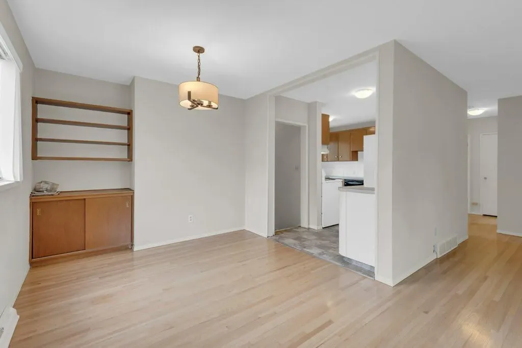 3136 46 Street SW Calgary AB T3E 3W8