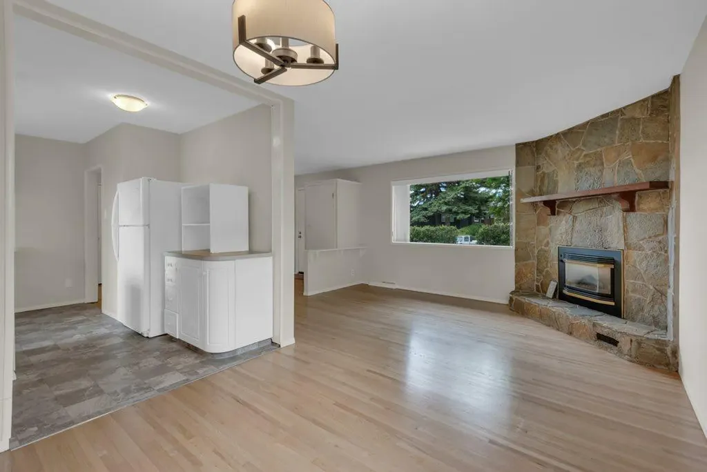 3136 46 Street SW Calgary AB T3E 3W8