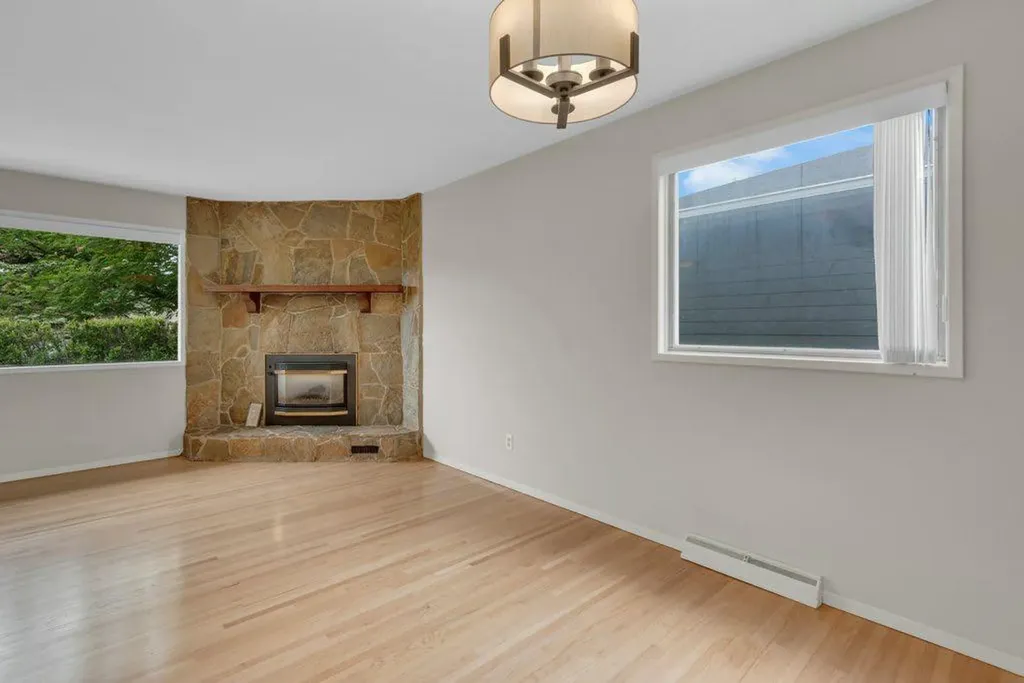 3136 46 Street SW Calgary AB T3E 3W8