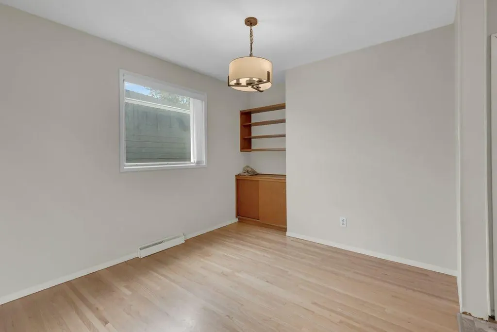 3136 46 Street SW Calgary AB T3E 3W8