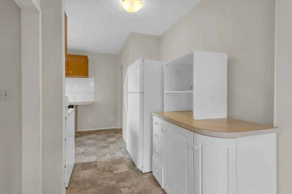 3136 46 Street SW Calgary AB T3E 3W8
