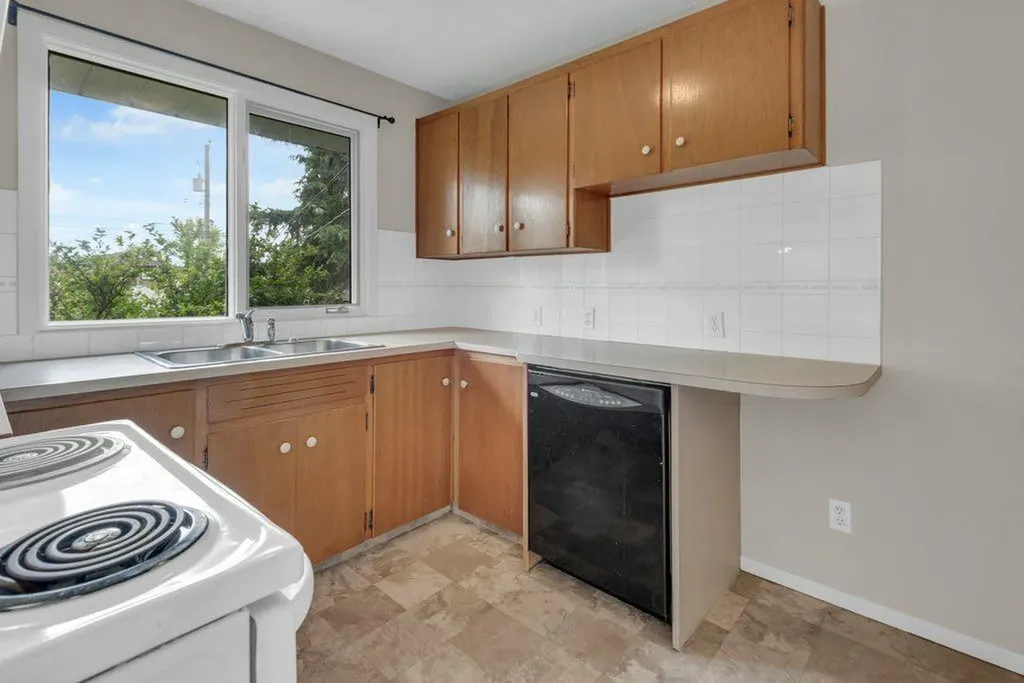 3136 46 Street SW Calgary AB T3E 3W8