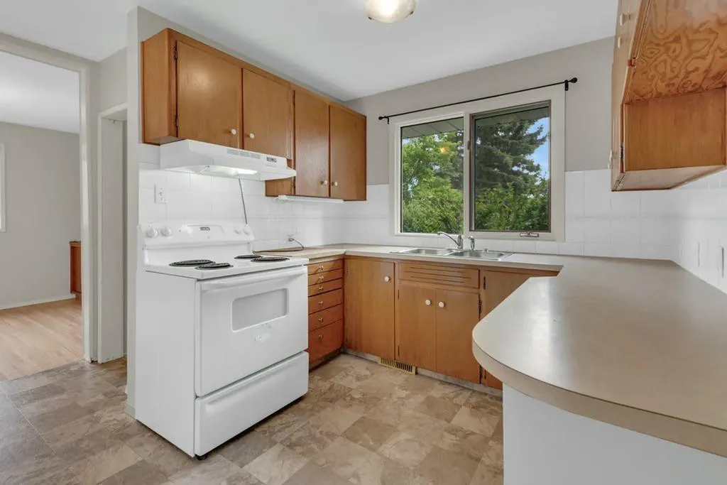 3136 46 Street SW Calgary AB T3E 3W8