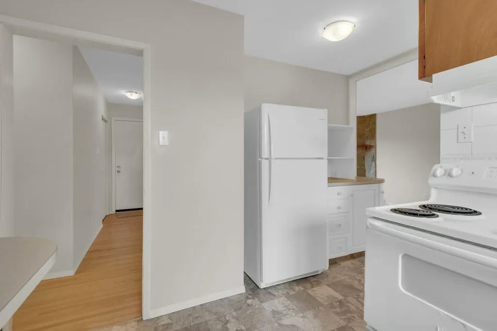 3136 46 Street SW Calgary AB T3E 3W8