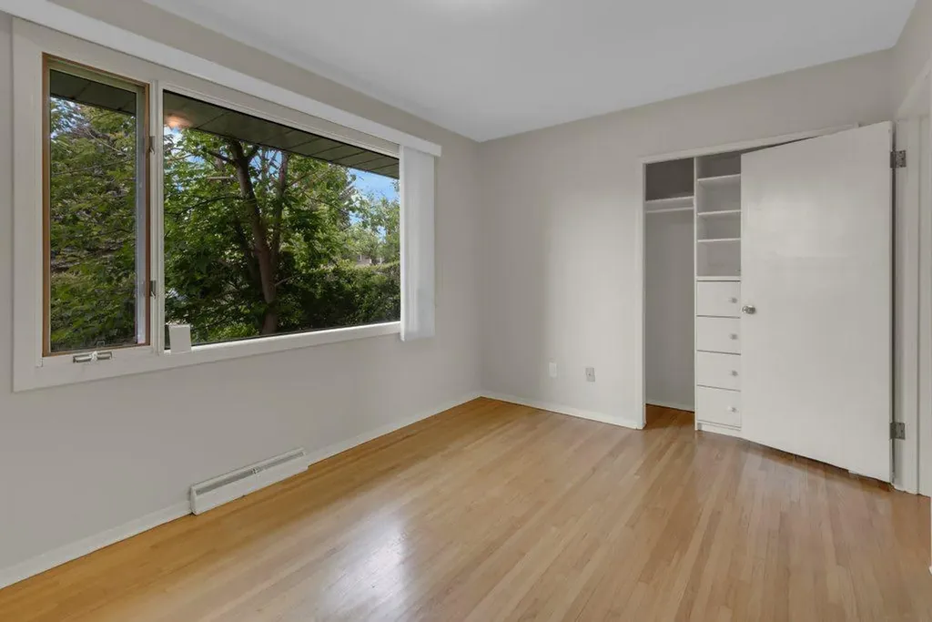 3136 46 Street SW Calgary AB T3E 3W8