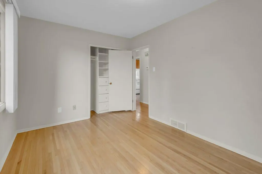 3136 46 Street SW Calgary AB T3E 3W8