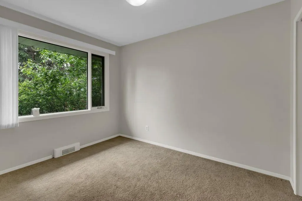 3136 46 Street SW Calgary AB T3E 3W8
