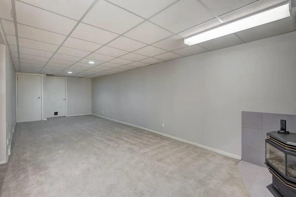 3136 46 Street SW Calgary AB T3E 3W8