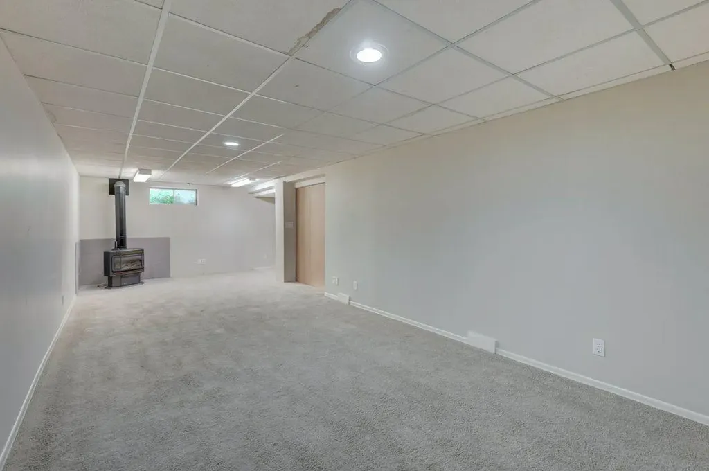 3136 46 Street SW Calgary AB T3E 3W8