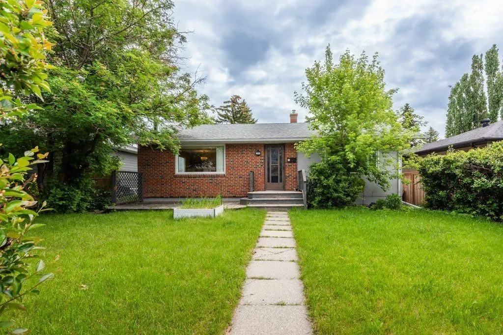 3136 46 Street SW Calgary AB T3E 3W8