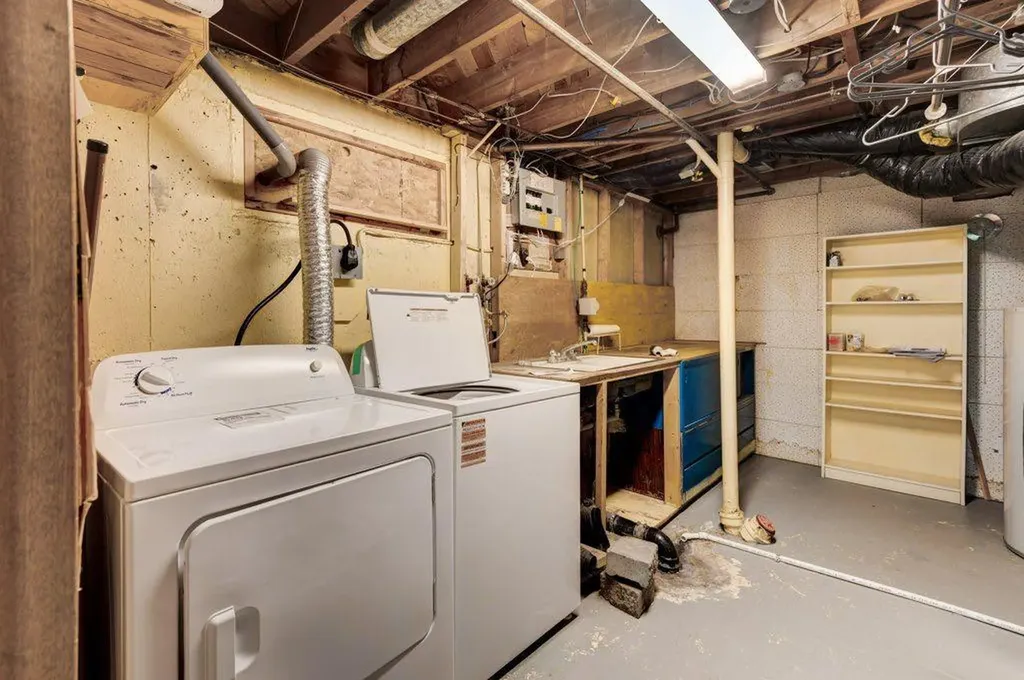 3136 46 Street SW Calgary AB T3E 3W8