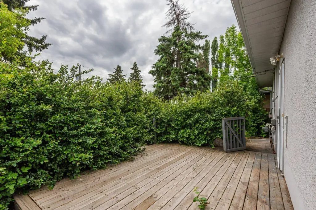 3136 46 Street SW Calgary AB T3E 3W8