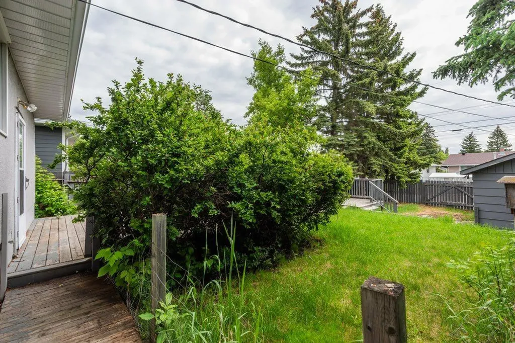 3136 46 Street SW Calgary AB T3E 3W8