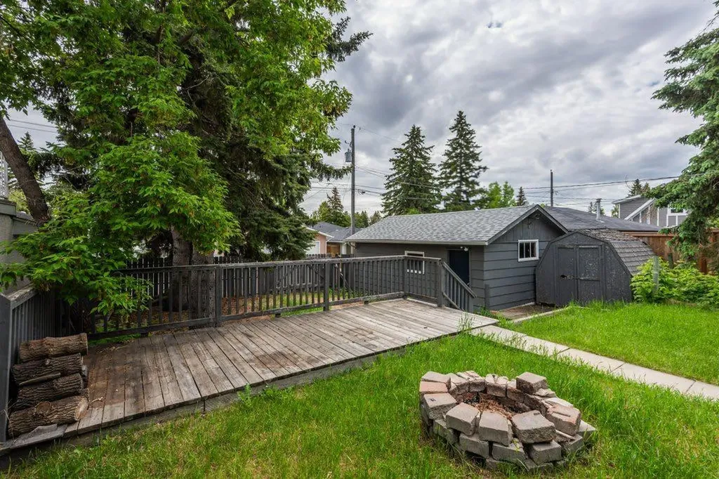 3136 46 Street SW Calgary AB T3E 3W8