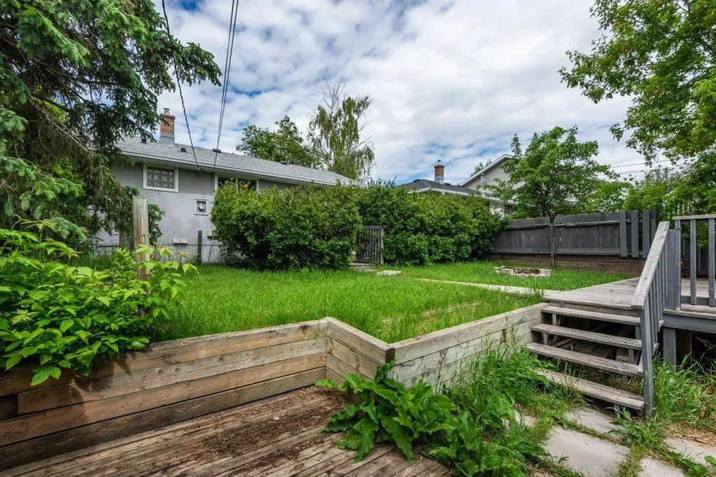 3136 46 Street SW Calgary AB T3E 3W8