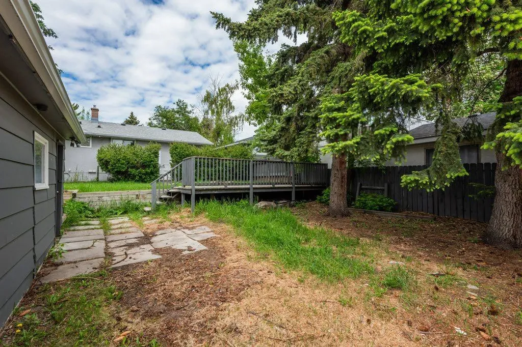 3136 46 Street SW Calgary AB T3E 3W8