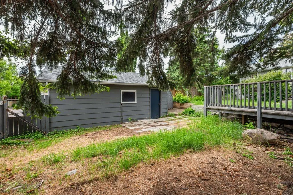 3136 46 Street SW Calgary AB T3E 3W8