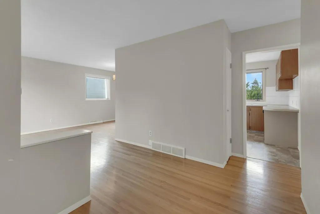 3136 46 Street SW Calgary AB T3E 3W8