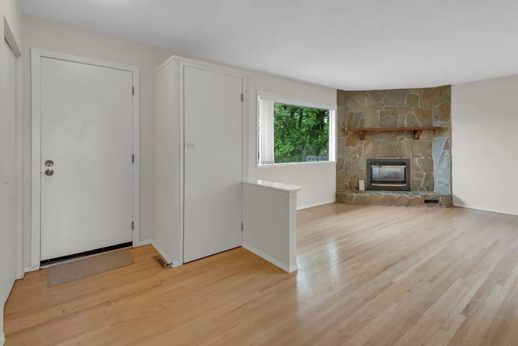 3136 46 Street SW Calgary AB T3E 3W8