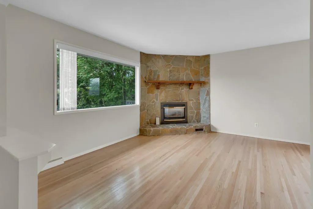 3136 46 Street SW Calgary AB T3E 3W8