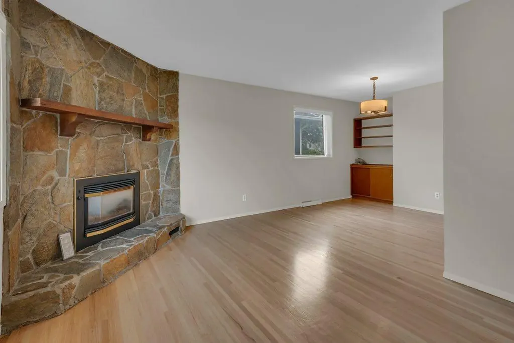 3136 46 Street SW Calgary AB T3E 3W8