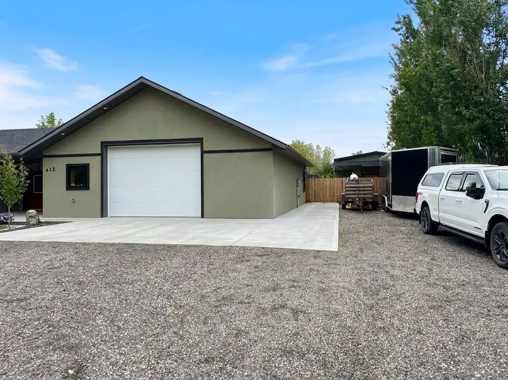 412 Queen Avenue Monarch AB T0L 1M0