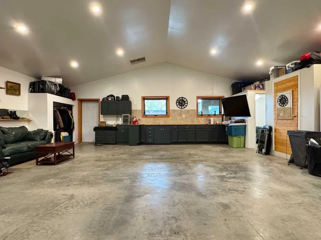 412 Queen Avenue Monarch AB T0L 1M0
