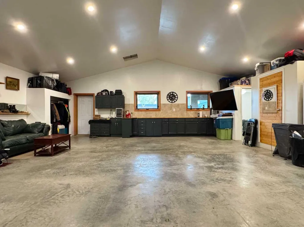 412 Queen Avenue Monarch AB T0L 1M0